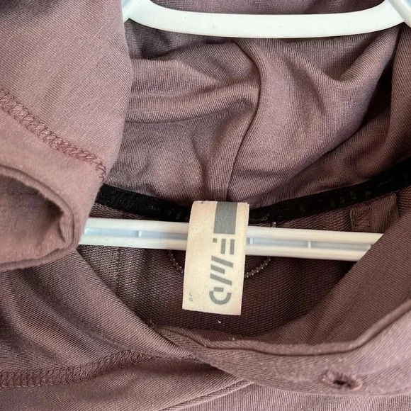 (10) FWD pull  over athletic top - Picture 3 of 7